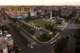 Sejumlah kendaraan melintas di Kawasan Tugu Pahlawan, Surabaya, Jawa Timur, Senin (18/6). Sejumlah jalan di Surabaya tampak lengang di saat libur Hari Raya Idul Fitri. Antara JatimZabur Karuru/18