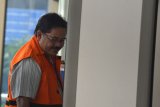 Kepala Dinas Pekerjaan Umum dan Penataan Ruang (PUPR) Tulungagung, Sutrisno, bersiap menjalani pemeriksaan di gedung KPK, Jakarta, Jumat (8/6/2018). Sutrisno menjalani pemeriksaan pascaterjaring operasi tangkap tangan (OTT) di Kabupaten Tulungagung. (ANTARA /Wahyu Putro A)