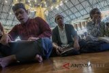 Penyandang tunanetra membaca alquran saat mengikuti Tadarus Nasional Quran Braille di Masjid Al Ukhuwah, Bandung, Jawa Barat, Sabtu (2/6). Kegiatan yang dilakukan oleh Keluarga Besar Ikatan Tunanetra Muslim Indonesia digelar serentak di delapan kota di 22 provinsi guna mengevaluasi kemampuan baca tuli Alquran braille. ANTARA JABAR/Novrian Arbi/agr/18