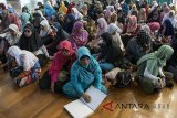 Penyandang tunanetra membaca alquran saat mengikuti Tadarus Nasional Quran Braille di Masjid Al Ukhuwah, Bandung, Jawa Barat, Sabtu (2/6). Kegiatan yang dilakukan oleh Keluarga Besar Ikatan Tunanetra Muslim Indonesia digelar serentak di delapan kota di 22 provinsi guna mengevaluasi kemampuan baca tuli Alquran braille. ANTARA JABAR/Novrian Arbi/agr/18