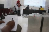 Anggota Panitia Pemilihan Kecamatan (PPK) melakukan rekapitulasi perolehan suara  Pilgub Jatim dan Pilkada Malang di Malang, Jawa Timur, Jumat (29/6). Tahap rekapitulasi yang terdiri dari tiga tahap yakni rekapitulasi tingkat kecamatan, tingkat kebupaten dan tingkat provinsi tersebut ditargetkan   selesai pada tanggal 9 Juli 2019. Antara Jatim/Ari Bowo Sucipto/zk/18.