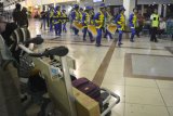  Sejumlah remaja memainkan musik patrol di Terminal I Bandara Internasional Juanda Surabaya, Sidoarjo, Jawa Timur, Kamis (14/6/2018). Takbiran tersebut dilaksanakan dalam rangka menyambut Idulfitri 1439 H yang jatuh pada Jumat (15/6/2018) sesuai dengan ketetapan pemerintah. (ANTARA FOTO/Umarul Faruq)
