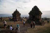 Wisatawan menikmati suasa sore di Candi Ijo, Desa Sambirejo, Prambanan, Sleman, DI Yogyakarta, Rabu (13/6/2018). Pemerintah DIY menargetkan kunjungan wisata saat libur Lebaran meningkat 15 persen dari tahun 2017 karena banyaknya obyek wisata baru di DI Yogyakarta. (ANTARA FOTO/Hendra Nurdiyansyah)