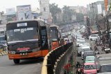 Sejumlah pemudik membawa barang bawaan di terminal bayangan, di jembatan layang Cibinong, Bogor, Jawa Barat, Minggu (10/6). Pemerintah mengimbau kepada pemudik untuk menghindari terminal bayangan, sebab sebagai salah satu penyebab kemacetan jalan dan di terminal bayangan banyak calo tiket yang membuat harga lebih mahal serta kurangnya kenyamanan dan keamanan bagi pemudik. ANTARA JABAR/Yulius Satria Wijaya/agr/18.