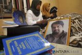 Pihak keluarga memanjatkan doa di depan jenazah terpidana mati kasus narkoba WNA Pakistan Zulfiqar Ali di Kampung Cikalancing, RT 01/06, Desa Cinangka, Ciampea, Kabupaten Bogor, Jawa Barat, Sabtu (2/6). Terpidana narkoba yang mengajukan grasi ke Presiden Joko Widodo tersebut sempat dirawat di RS Siloam, Jakarta sebelum akhirnya meninggal dunia di RS Medistra, Jakarta pada Kamis (31/5) akibat sakit keras yang dideritanya sejak lama. ANTARA JABAR/Arif Firmansyah/agr/18