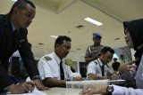 Pilot menjalani tes urine yang dilakukan tim dari Badan Narkotika Nasional Provinsi (BNNP) di Bandara Haluoleo, Kendari, Sulawesi Tenggara, Kamis (7/6/2018). Guna mengantisipasi peredaran dan penyalagunaan narkoba serta obat terlarang menjelang arus mudik Idulfitri 1439 H pihak BNN melakukan tes urine kepada pilot dan pramugari. (ANTARA FOTO/Jojon)