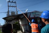 Petugas PLN melakukan perbaikan di salah satu jaringan listrik di Palu, Sulawesi Tengah, Kamis (14/6/2018). PLN setempat membentuk Tim Siaga Lebaran untuk mengantisipasi gangguan kelistrikan selama menjelang dan sesudah lebaran. (ANTARA FOTO/Basri Marzuki) 