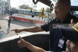 Sekretaris Jenderal Perhubungan Darat Djoko Sasono (kiri) menunjuk stiker tanda kalaikan angkutan bus saat meninjau arus mudik di Terminal Gayatri, Tulungagung, Jawa Timur, Rabu (13/6). Kunjungan itu bertujuan untuk memastikan layanan mudik menggunakan moda angkutan darat, khususnya bus dan kereta api berjalan lancar dan sesuai ketentuan. Antara Jatim/Destyan Sujarwoko/zk/18