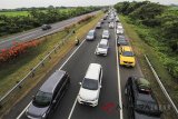 Kendaraan pemudik memadati Tol Palimanan-Kanci, Cirebon, Jawa Barat, Selasa (19/6). Pada H+4 Lebaran arus balik di jalan Tol Palikanci terpantau padat. ANTARA JABAR/Dedhez Anggara/agr/18.