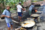 Sejumlah warga memasak kuah kolak ayam pada wajan dalam tradisi Kolak Ayam 