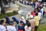 Antrean warga berjabat tangan atau bersalaman seusai  salat Idul Fitri 1439 Hijriyah di Desa Darmaraja, Kabupaten Ciamis, Jawa Barat, Jumat (15/6). Tradisi bersalaman selalu dilaksanakan setiap peringatan Hari Raya Idul Fitri dengan tujuan untuk saling memaafkan segala kesalahan sesama umat beragama. ANTARA JABAR/Adeng Bustomi/agr/18