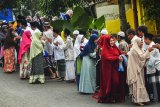 Antrean warga berjabat tangan atau bersalaman seusai  salat Idul Fitri 1439 Hijriyah di Desa Darmaraja, Kabupaten Ciamis, Jawa Barat, Jumat (15/6). Tradisi bersalaman selalu dilaksanakan setiap peringatan Hari Raya Idul Fitri dengan tujuan untuk saling memaafkan segala kesalahan sesama umat beragama. ANTARA JABAR/Adeng Bustomi/agr/18