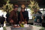 Warga dan tokoh adat meletakkan 12 buah biji kopi (Temanten Kopi) yang baru saja dipetik didalam pabrik pengolahan biji kopi saat pelaksanaan upacara adat temanten kopi di Kawasan Perkebunan Kopi Sengon, Blitar, Jawa Timur, Sabtu (30/6). Selain sebagai wujud rasa syukur, upacara adat yang dilakukan saat memasuki musim panen dan giling kopi tersebut bertujuan untuk mendoakan agar hasil biji kopi bisa lebih baik dan berkualitas. Antara Jatim/Irfan Anshori/zk/18