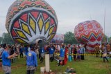 Sejumlah warga melepaskan balon ke udara saat mengikuti Java Balloon Festival di Pekalongan, Jawa Tengah, Kamis (21/6/2018). Kementerian Perhubungan melalui Dirjen Perhubungan Udara dan AirNav Indonesia mengadakan lomba balon udara sebagai tradisi syawalan dengan menerbangkan balon pada ketinggian tertentu dan balon diikat menggunakan tali sehingga tidak mengganggu lalu lintas udara. (ANTARA FOTO/Harviyan Perdana Putra)