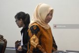 Terdakwa mantan pelaksana tugas Kepala Dinas Kesehatan Kabupaten Jombang, Inna Silestyowati (kanan) meninggalkan ruang sidang seusai menjalani sidang tuntutan kasus suap Bupati Jombang Nyono Suharli Wihandoko di Pengadilan Tindak Pidana Korupsi (Tipikor) Juanda, Sidoarjo, Jawa Timur, Jumat (8/6). Jaksa penuntut umum menuntut Inna Silestyowati dengan pidana penjara selama tiga tahun penjara dan denda Rp100 juta dengan subsider selama tiga bulan.  Antara Jatim/Umarul Faruq/zk/18