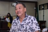 Terdakwa Dirut PT Sinar 99 Permai, Wilhelmus Iwan Ulumbu meninggalkan ruang sidang seusai menjalani sidang tuntutan kasus suap Bupati Ngada terkait sejumlah proyek di lingkungan Pemerintah Kabupaten Ngada, Nusa Tenggara Timur (NTT) senilai Rp54 miliar di Pengadilan Tindak Pidana Korupsi (Tipikor) Juanda, Sidoarjo, Jawa Timur, Jumat (8/6/2018). Jaksa penuntut umum menuntut Wilhelmus Iwan Ulumbu dengan pidana penjara selama tiga tahun enam bulan penjara dan denda Rp150 juta dengan subsider selama tiga bulan. (ANTARA /Umarul Faruq) 