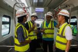 Wakil Gubernur DKI Jakarta Sandiaga Uno (kedua kiri) bersama Direktur Utama PT Jakarta Propertindo (Jakpro) Satya Heragandhi (kedua kanan) mendengarkan penjelasan dari tim LRT saat uji coba LRT di Kelapa Gading, Jakarta, Kamis (14/6/2018). LRT fase 1 rute Kelapa Gading-Velodrome Rawamangun sepanjang 5,8 kilometer tersebut ditargetkan selesai menjelang pelaksanaan Asian Games pada Agustus 2018. (ANTARA FOTO/Galih Pradipta) 