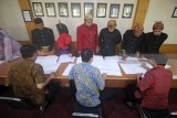 Sejumlah mahasiswa Departemen Teknik Sistem Perkapalan Institut Teknologi Sepuluh Nopember Surabaya (ITS) mengikuti ujian 