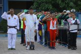 Pegawai Pelindo III mengikuti upacara  di lapangan Sekolah Menengah Atas (SMA) Hangtuah 1 Surabaya, Jawa Timur, Jumat (1/6). Upacara dengan mengenakan berbagai macam pakaian olahraga itu untuk memperingati Hari Lahir Pancasila. Antara Jatim/Didik Suhartono/zk/18