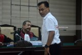 Terdakwa mantan Ketua DPRD Kota Malang, M Arief Wicaksono saat menjalani sidang putusan kasus suap terkait pengganggaran kembali proyek pembangunan Jembatan Kedungkandang dalam APBD Pemkot Malang Tahun Anggaran 2015 pada tahun 2016 di Pengadilan Tindak Pidana Korupsi (Tipikor) Juanda, Sidoarjo, Jawa Timur, Jumat (8/6). Sidang dengan agenda pembacaan vonis tersebut ditunda untuk kepentingan pembelaan terdakwa karena libur lebaran. Antara Jatim/Umarul Faruq/zk/18