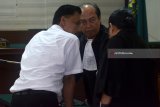 Terdakwa mantan Ketua DPRD Kota Malang, M Arief Wicaksono (kiri) saat menjalani sidang putusan kasus suap terkait pengganggaran kembali proyek pembangunan Jembatan Kedungkandang dalam APBD Pemkot Malang Tahun Anggaran 2015 pada tahun 2016 di Pengadilan Tindak Pidana Korupsi (Tipikor) Juanda, Sidoarjo, Jawa Timur, Jumat (8/6). Sidang dengan agenda pembacaan vonis tersebut ditunda untuk kepentingan pembelaan terdakwa karena libur lebaran. Antara Jatim/Umarul Faruq/zk/18