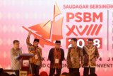 Wakil Presiden Jusuf Kalla (kiri) bersama empat calon Gubernur Sulsel Nurdin Halid (kedua kiri), Agus Arifin Numang (tengah), Nurdin Abdullah (kanan), dan Ichsan Yasin Limpo (kedua kanan) saat pembukaan Pertemuan Saudagar Bugis Makassar (PSBM) ke-XVIII 2018 di Makassar, Sulawesi Selatan, Minggu (24/6/2018). PSBM tersebut dihadiri sekitar 1.800 pengusaha asal Sulsel dari delapan negara. Pertemuan tersebut sebagai ajang silaturahmi para pengusaha yang berada di dalam dan luar negeri dan menjalin sinerginitas potensi usaha dalam meningkatkan ekonomi bangsa. (ANTARA FOTO/Yusran Uccang)