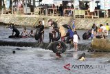 Sejumlah warga dan anak-anak memanfaatkan liburan dengan menyusuri aliran sungai Ciliwung, Katulampa, Bogor, Jawa Barat, Kamis (21/6). Wisata alam susur sungai Ciliwung atau Wahana ngalun menjadi salah satu alternatif wisata di Bogor pada musim liburan Lebaran dan libur sekolah. ANTARA JABAR/Yulius Satria Wijaya/agr/18.
