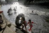 Sejumlah warga dan anak-anak memanfaatkan liburan dengan menyusuri aliran sungai Ciliwung, Katulampa, Bogor, Jawa Barat, Kamis (21/6). Wisata alam susur sungai Ciliwung atau Wahana ngalun menjadi salah satu alternatif wisata di Bogor pada musim liburan Lebaran dan libur sekolah. ANTARA JABAR/Yulius Satria Wijaya/agr/18.
