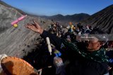 Masyarakat suku Tengger melarung sesajinya berupa hasil pertaninan ke kawah Gunung Bromo pada Upacara Yadnya Kasada, Probolinggo, Jawa Timur, Sabtu (30/6). Upacara Kasada merupakan upacara adat masyarakat Suku Tengger sebagai bentuk ucapan syukur kepada Sang Hyang Widi sekaligus meminta berkah dan menjauhkan dari malapetaka. Antara Jatim/Zabur Karuru/18