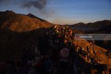 Wisatawan dan masyarakat suku Tengger berada di bibir kawah Gunung Bromo pada Upacara Yadnya Kasada, Probolinggo, Jawa Timur, Sabtu (30/6). Upacara Kasada merupakan upacara adat masyarakat Suku Tengger sebagai bentuk ucapan syukur kepada Sang Hyang Widi sekaligus meminta berkah dan menjauhkan dari malapetaka. Antara Jatim/Zabur Karuru/18