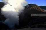 Wisatawan dan masyarakat suku Tengger berada di bibir kawah Gunung Bromo pada Upacara Yadnya Kasada, Probolinggo, Jawa Timur, Sabtu (30/6). Upacara Kasada merupakan upacara adat masyarakat Suku Tengger sebagai bentuk ucapan syukur kepada Sang Hyang Widi sekaligus meminta berkah dan menjauhkan dari malapetaka. Antara Jatim/Zabur Karuru/18