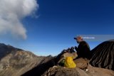 Masyarakat Suku Tengger berdoa ketika melarung sesaji ke kawah Gunung Bromo pada Upacara Yadnya Kasada, Probolinggo, Jawa Timur, Sabtu (30/6). Upacara Kasada merupakan upacara adat masyarakat Suku Tengger sebagai bentuk ucapan syukur kepada Sang Hyang Widi sekaligus meminta berkah dan menjauhkan dari malapetaka. Antara Jatim/Zabur Karuru/18