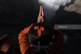 Masyarakat Suku Tengger berdoa ketika melarung sesaji ke kawah Gunung Bromo pada Upacara Yadnya Kasada, Probolinggo, Jawa Timur, Sabtu (30/6). Upacara Kasada merupakan upacara adat masyarakat Suku Tengger sebagai bentuk ucapan syukur kepada Sang Hyang Widi sekaligus meminta berkah dan menjauhkan dari malapetaka. Antara Jatim/Zabur Karuru/18