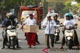 Sholikin (tengah) salah seorang pendukung pasangan calon kepala daerah di Pilkada Kudus berjalan kaki menyusuri jalan di jalur pantura Kudus, Jawa Tengah, Kamis (28/6). Aksi berjalan kaki kurang lebih sejauh 12 kilometer tersebut untuk memenuhi Nazar atau janji karena pasangan calon yang didukungnya memperoleh suara terbanyak dalam Pilkada di wilayah itu. ANTARA FOTO/Yusuf Nugroho/wdy/2018.