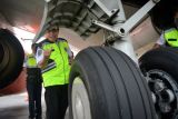 Ramp check pesawat di Bandara Juanda