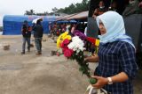 Tabur bunga penumpang selamat KM Sinar Bangun