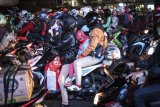 Pemudik bersepeda motor melintasi kawasan Jalan KH Noer Alie, Kalimalang, Bekasi, Jawa Barat, Selasa (12/6/2018). H-3 Idulfitri 1439 H diperkirakan menjadi puncak arus mudik pengguna sepeda motor yang bertepatan dengan hari terakhir kerja beberapa perusahaan swasta. Tercatat 38.000 pemudik bersepeda motor telah melintasi kawasan Kalimalang untuk menuju jalur Pantura. (ANTARA /Dhemas Reviyanto)