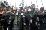 ejumlah jurnalis melakukan aksi solidaritas menolak kekerasan terhadap wartawan di depan kantor Mapolresta Bogor Kota, Bogor, Jawa Barat, Sabtu (2/6/2018). Aksi solidaritas yang dilakukan oleh gabungan sejumlah aliansi jurnalis tersebut menyikapi aksi intimidasi oleh seklompok salah satu oknum partai politik dengan cara persekusi dan kekerasan terhadap rekan jurnalis Radar Bogor. (ANTARA FOTO/Yulius Satria Wijaya) 