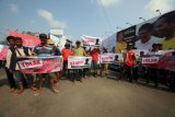 Puluhan tukang becak motor yang tergabung dalam Jaringan Rakyat Miskin Kota Lampung melakukan aksi damai menolak Politik Uang dan Black Campaign di Tugu Adipura, Bandar Lampung, Lampung, Kamis (7/6/2018). Aksi damai dilakukan untuk mengingatkan kepada semua pasangan calon Gubernur Lampung untuk menghindari politik uang yang dapat merusak pesta demokrasi. (ANTARA FOTO/Ardiansyah) 