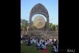 Sejumlah peserta yang tergabung dalam Jaringan Pendamping Kebijakan Pemerintah (JPKP) mengikuti yoga bersama saat peringatan Hari Lahir Pancasila di Monumen Gong Perdamaian Dunia di Kertalangu, Denpasar, Bali, Jumat (1/6). Dalam acara tersebut JPKP mendesak pemerintah mengamalkan sila kelima, yakni keadilan sosial bagi seluruh rakyat Indonesia dengan memeratakan pembangunan antara Bali Utara dan Bali Selatan sehingga tidak ada ketimpangan kemiskinan di Pulau Dewata. ANTARA FOTO/Wira Suryantala/wdy/2018