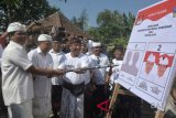 Calon Gubernur Bali nomor urut dua Ida Bagus Rai Dharmawijaya Mantra (kedua kiri) dan Calon Wakil Gubernur Bali Ketut Sudikerta (kiri) bersama sejumlah relawan pendukung melakukan simulasi pencoblosan saat menggelar kampanye di kawasan Renon, Denpasar, Bali, Minggu (3/6/2018). Dalam kampanye tersebut, pasangan Rai Mantra-Sudikerta menargetkan unggul dengan perolehan suara 70 persen di wilayah Kota Denpasar. (ANTARA FOTO/Fikri Yusuf) 