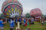 Sejumlah warga melepaskan balon ke udara saat mengikuti Java Balloon Festival di Pekalongan, Jawa Tengah, Kamis (21/6). Kementerian Perhubungan melalui Dirjen Perhubungan Udara dan AirNav Indonesia mengadakan lomba balon udara sebagai tradisi syawalan dengan menerbangkan balon pada ketinggian tertentu dan balon diikat menggunakan tali sehingga tidak mengganggu lalu lintas udara. ANTARA FOTO/Harviyan Perdana Putra/ama/18