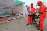 Petugas melayani pembelian BBM dalam kemasan di Posko cek poin Losarang, Indramayu, Jawa Barat, Jumat (8/6). Pertamina menyediakan BBM dalam kemasan di wilayah yang dilalui pemudik untuk memudahkan pemudik mendapat BBM ketika terjadi kemacetan saat mudik Lebaran. ANTARA FOTO/Dedhez Anggara/ama/18.