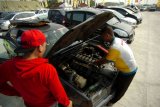 Petugas bengkel memperbaiki kendaraan pemudik di rest area Cacaban, Kabupaten Tegal, Jawa Tengah, Sabtu (9/6). Bengkel gratis untuk pemudik tersebut salah satu fasilitas yang ada di tol fungsional Pejagan-Pemalang. ANTARA FOTO/Oky Lukmansyah/pras/18