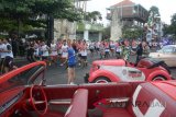 Sejumlah peserta berlari dalam dalam Bhayangkara Bali Run 2018 di Kuta, Bali, Sabtu (23/6). Bhayangkara Bali Run diikuti oleh 5.000 peserta dari 22 negara dalam rangkaian HUT Bhayangkara sekaligus kampanye pilkada damai 2018. ANTARA FOTO/Wira Suryantala/wdy/2018.