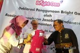 General Manager MOR VI Pertamina, Made Adi Putra (tengah) bersama Pj Walikota Pontianak, Mahmudah (kiri) dan Ketua Asosiasi Perusahaan Jasaboga Indonesia (APJI) Kalbar, Habibi (kanan) menandatangani tabung Bright Gas saat deklarasi penggunaan Bright Gas Pertamina di Pontianak, Kalbar, Rabu (6/6). Sebanyak 37 pengusaha kuliner, rumah makan dan katering yang tergabung dalam APJI Kalbar mendeklarasikan penggunaan elpiji non subsidi Bright Gas 5,5 kg. ANTARA FOTO/Jessica Helena Wuysang/18