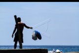 Warga membuang sampah rumah tangga ke area pesisir pantai Kampung Jawa, Lhokseumawe, Aceh, Sabtu (2/6). Minimnya kesadaran warga pesisir dalam membuang sampah berdampak buruk pada pencemaran laut terutama ekosistem laut seperti rusaknya terumbu karang dan ikan. ANTARA FOTO/Rahmad/ama/18.