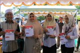 Calon wakil Bupati Tapin H Syafruddin Noor memberikan hak suaranya di TPS 9 Kelurahan Rangda Malingkung di dampingi istri dan kedua anaknya, pada Pilkda langsung 2018, pada Rabu (27/6) sekitar pukul 10:30 Wita. Foto : Antaranews Kalsel/Muhammad Husein Asary.