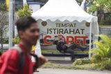 Warga beraktivitas di posko Tempat Istirahat Copet di kawasan Terminal Tipe A Tirtonadi, Solo, Jawa Tengah, Minggu (10/6). Posko Tempat Istirahat Copet yang didirikan menjelang Lebaran tersebut sebagai antisipasi adanya tindakan pencurian atau pencopetan di terminal sekaligus memberikan kenyamanan bagi para pemudik. ANTARA FOTO/Maulana Surya/ama/18