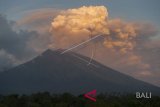 Asap dan abu vulkanis keluar dari kawah Gunung Agung terlihat dari Desa Datah, Karangasem, Bali, Jumat (29/6). Erupsi Gunung Agung dengan ketinggian asap dan abu mencapai 2.000 meter menyebabkan kawasan barat daya dan barat gunung berstatus siaga itu terpapar abu vulkanis dan berdampak pada penutupan sementara operasional Bandara Internasional Ngurah Rai pada Jumat (29/6) mulai pukul 03.00 WITA - 19.00 WITA. ANTARA FOTO/Nyoman Budhiana/wdy/2018.